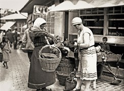 Svetozar Grdijan:  Shopping in Zeleni Venac Marketplace, Belgrad, at the end of 1920s.  Borba Fotodokumentacija